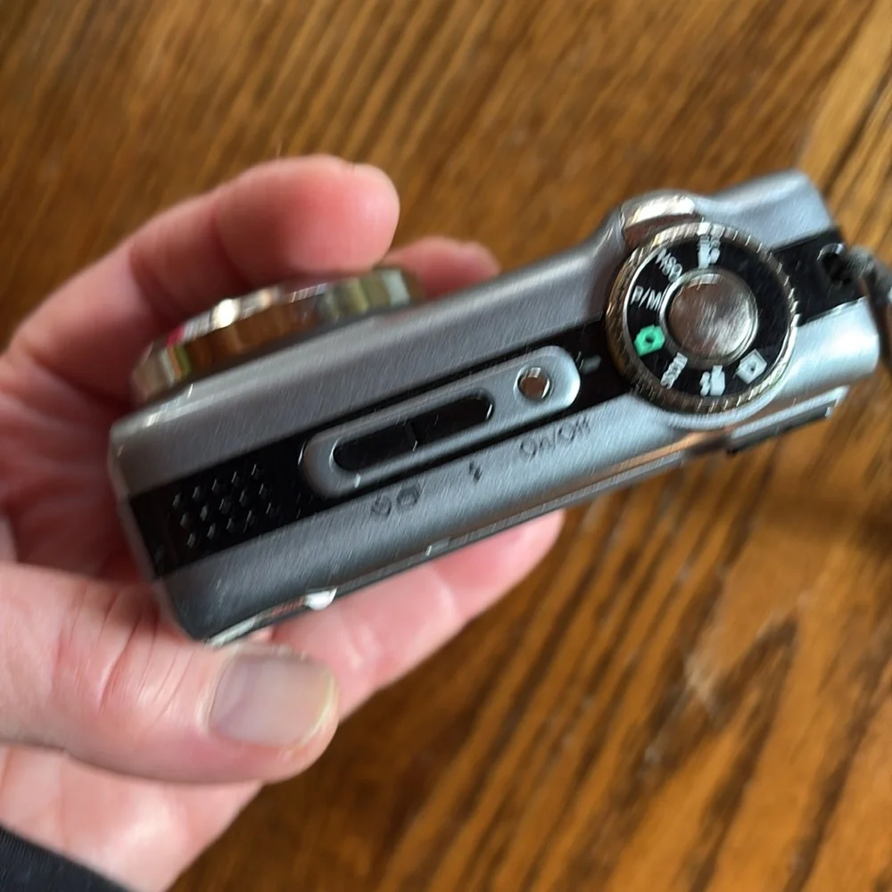 Kodak EasyShare Z1275 camera digital HD 5X optical zoom prop only flash works